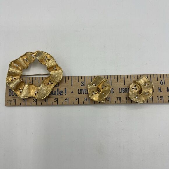Gold Plated Ribbon Lapel Pin Brooch and Clip-On Earrings Set Vintage Jewelry - Picture 4 of 8